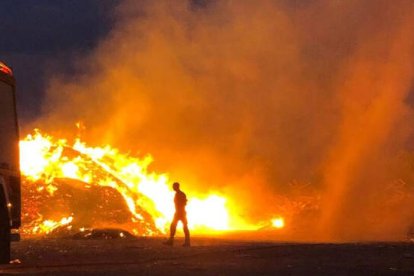 Los bomberos tardaron más de tres horas en apagar el fuego