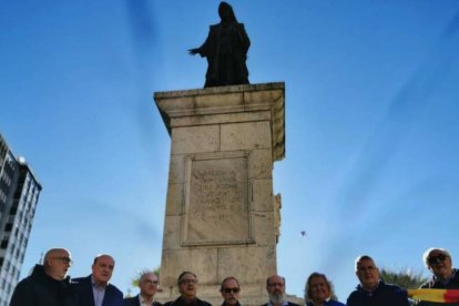 Concentración a favor de la estatua de Vinatea