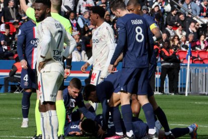 Neymar, en el momento de caer lesionado en el partido frente al Lille.