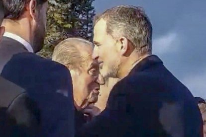 Don Juan Carlos saludando a Felipe VI en el reciente funeral de Constantino de Grecia.