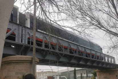 El tren clásico atravesando uno de los puentes de Alicante por donde los tranvías pesados de Ximo Puig no pueden circular.