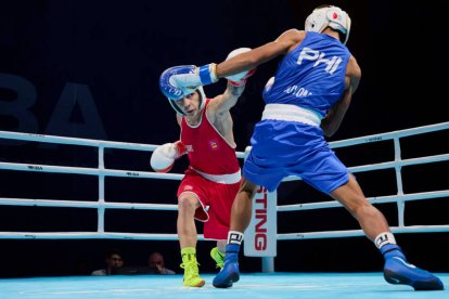 El español Rafa Lozano en pleno combate de semifinales con el filipino Ronel Suyom