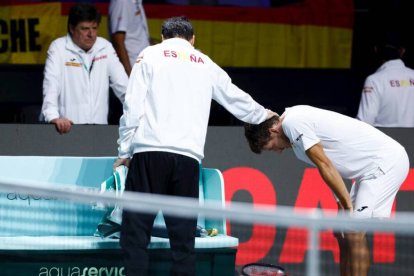 Sergi Bruguera consuela a Pablo Carreño a la conclusión del segundo partido.