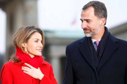 Los Reyes Felipe y Letizia, salida con amigos por Madrid.