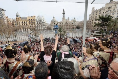 Responsables de la pirotecnia Nadal-Martí saludan desde el balcón principal del Ayuntamiento de València tras disparar la novena 'máscletà' de las Fallas 2023 - EUROPA PRESS