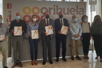 El alcalde de Orihuela, Emilio Bascuñana (centro) durante un moemnto de la presentación