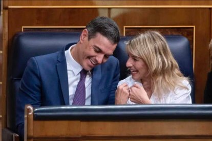 Yolanda Díaz, Ministra de Trabajo, junto a Pedro Sánchez, Presidente del Gobierno.