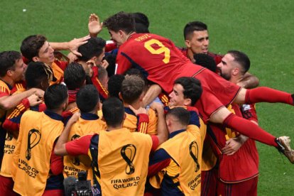 PIña de los jugadores españoles celebrando el gol de Morata frente a Alemania.