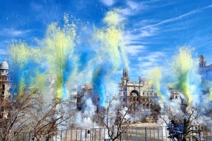 'Mascletà' ofrecida por Pirotecnia Tamarit este martes en la plaza del Ayuntamiento de València dentro del programa de Fallas 2023, dedicada al pueblo ucraniano y a la solidaridad mostrada por los valencianos - AYUNTAMIENTO DE VALENCIA