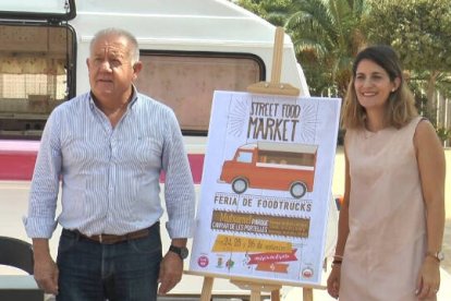 Sebastián Cañadas, alcalde de Mutxamel, acompañado por la concejal de Turismo, Macu Pérez