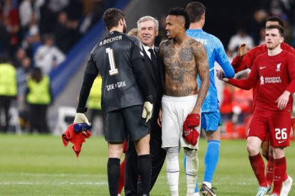 Ancelotti, junto a los brasileño Militao y Alisson, a la conclusión del encuentro de anoche.