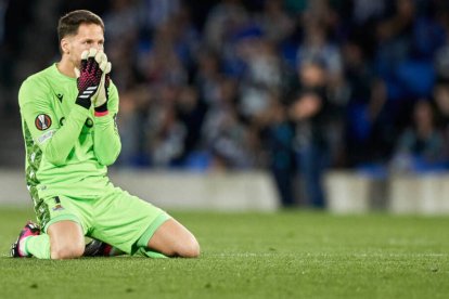 Álex Remiro, portero de la Real Sociedad, se lamenta tras una ocasión fallada anoche por su equipo.