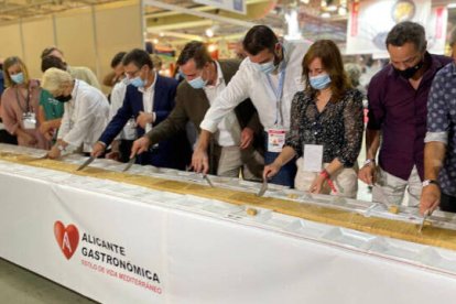 La pastilla mide 56 metros y se han empleado 270 kg de turrón, elaborada en homenaje a José Enrique Garrigós