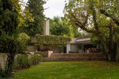 Vivienda diseñada por el arquitecto barcelonés Javier Carvajal Ferrer en la urbanización madrileña de Somosaguas en los años sesenta, una casa pionera de hormigón.