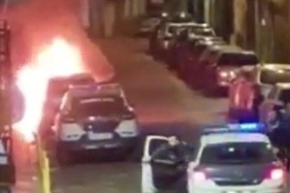 Arde un coche de la Guardia Civil en Almassora.