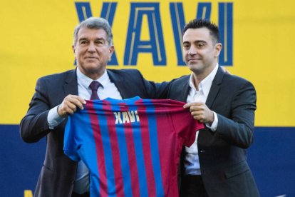 Laporta y Xavi, en la presentación de este último como técnico del Barcelona.