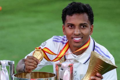 Rodrygo, en las celebraciones posteriores a la consecución del título de Copa del Rey.