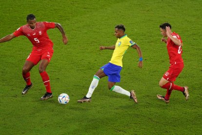 Rodrygo disputa un balón ante Suiza en el segundo partido del Grupo G