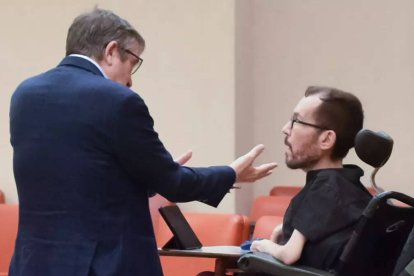 Patxi López gesticula delante de Pablo Echenique.