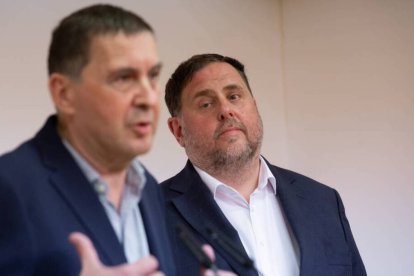 El coordinador general de EH Bildu, Arnaldo Otegi, junto al líder de ERC, Oriol Junqueras.