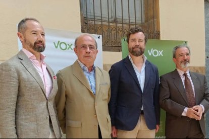 Juanma Badenas, Gil Lázaro, Espinosa de los Monteros y Carlos Flores en la presentación de candidatos de Vox en Valencia / Sonia García.