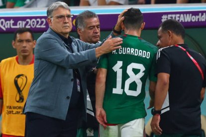 Martino, consolando al lesionado Guardado, en el partido ante Argentina.