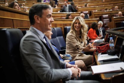 Pedro Sánchez y Yolanda Díaz sentados en sus escaños en un momento de la última sesión de control al Gobierno en el Congreso