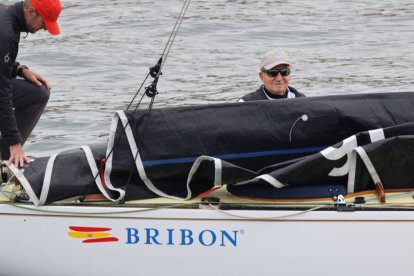 El Rey Juan Carlos embarcando en 'El Bribón' en el Real Club Náutico de Sansenxo.