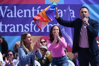 El candidato de Podemos a la Alcaldía de Madrid, Roberto Sotomayor, interviene durante el acto de campaña 'Valentía y Orgullo para transformar Madrid', en la Plaza Pedro Zerolo en Madrid