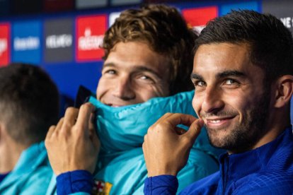 Marcos Alonso y Ferrán Torres, en el banquillo de Cornellá.