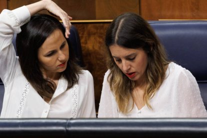 Ione Belarra e Irene Montero durante una sesión en el Congreso de los Diputados.