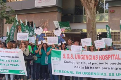 Concentración de enfermeros representando a todos los hospitales de la provincia de Valencia frente a la Conselleria de Sanidad.