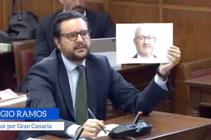 El senador del PP Sergio Ramos Acosta con una foto del Tito Berni