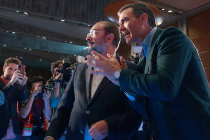 El presidente de Aragón, Javier Lambán, junto al presidente del Gobierno, Pedro Sánchez, en un mitin del PSOE en Zaragoza.