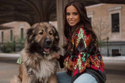 Gloria Camila, con su perro Aza. Instagram.