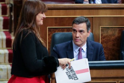 La portavoz del Grupo Plural y de JxCat en el Congreso de los Diputados, Laura Borràs, pasa al lado del presidente del Gobierno, Pedro Sánchez, en el Congreso (año 2020)