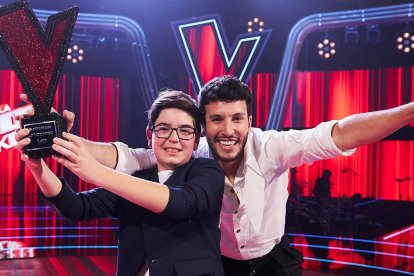 Rubén Franco y Sebastián Yatra, ganador y coach de "La Voz Kids 8"