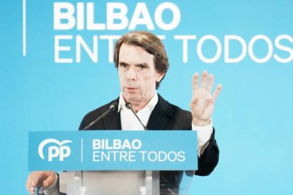 El expresidente del Gobierno, José María Aznar, durante un mitin electoral en Bilbao.