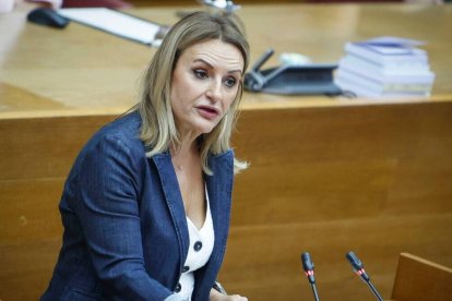 Nuria Montes, en plena intervención en las Corts Valencianes