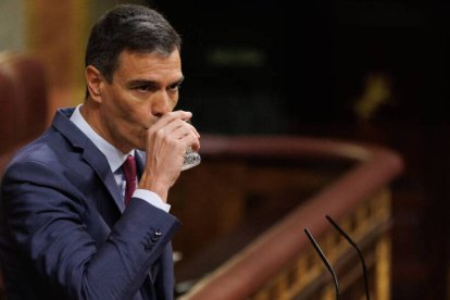 El presidente del Gobierno, Pedro Sánchez, bebe agua durante una sesión plenaria en el Congreso de los Diputados