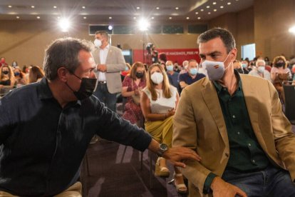 El secretario general del PSOE y presidente del Gobierno, Pedro Sánchez, con el alcalde de Sevilla y secretario regional, Juan Espadas.