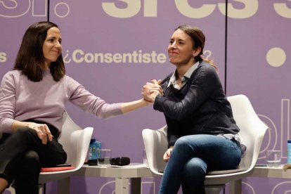 Ione Belarra, líder de Podemos, junto a Irene Montero