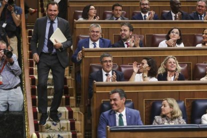 Óscar Puente con zapatillas en el Congreso