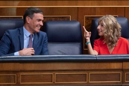 Pedro Sánchez en conversación con Yolanda Díaz en el Congreso