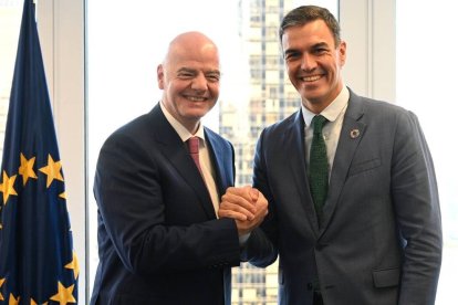 Gianni Infantino, presidente de la FIFA, junto a Pedro Sánchez.