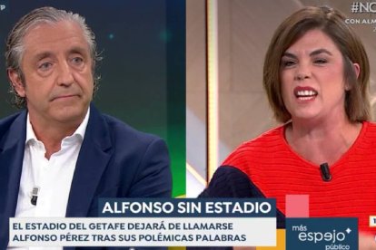 Josep Pedrerol y Samanta Villar durante discuten sobre el fútbol femenino y su equiparación con el masculino en Espejo Público.