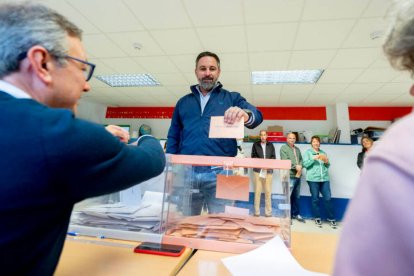 El presidente de Vox, Santiago Abascal, ejerce su derecho a voto en las elecciones del 28M.