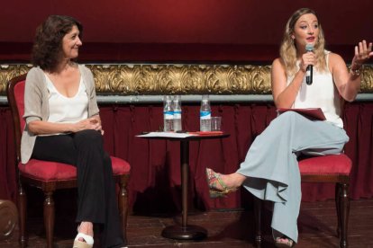 La diputada provincial de Teatros, Rocío Gil, junto a la directora y coordinadora artística, Marylène Albentosa.