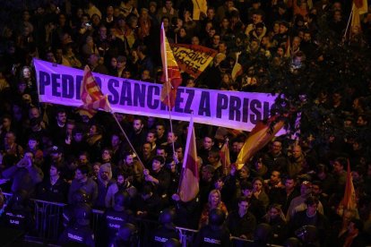 La sede del PSOE rodeada de manifestantes.