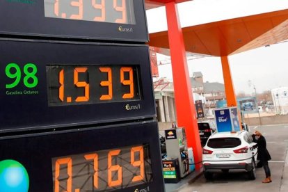 Precios de los carburantes en una gasolinera de Madrid. | Efe